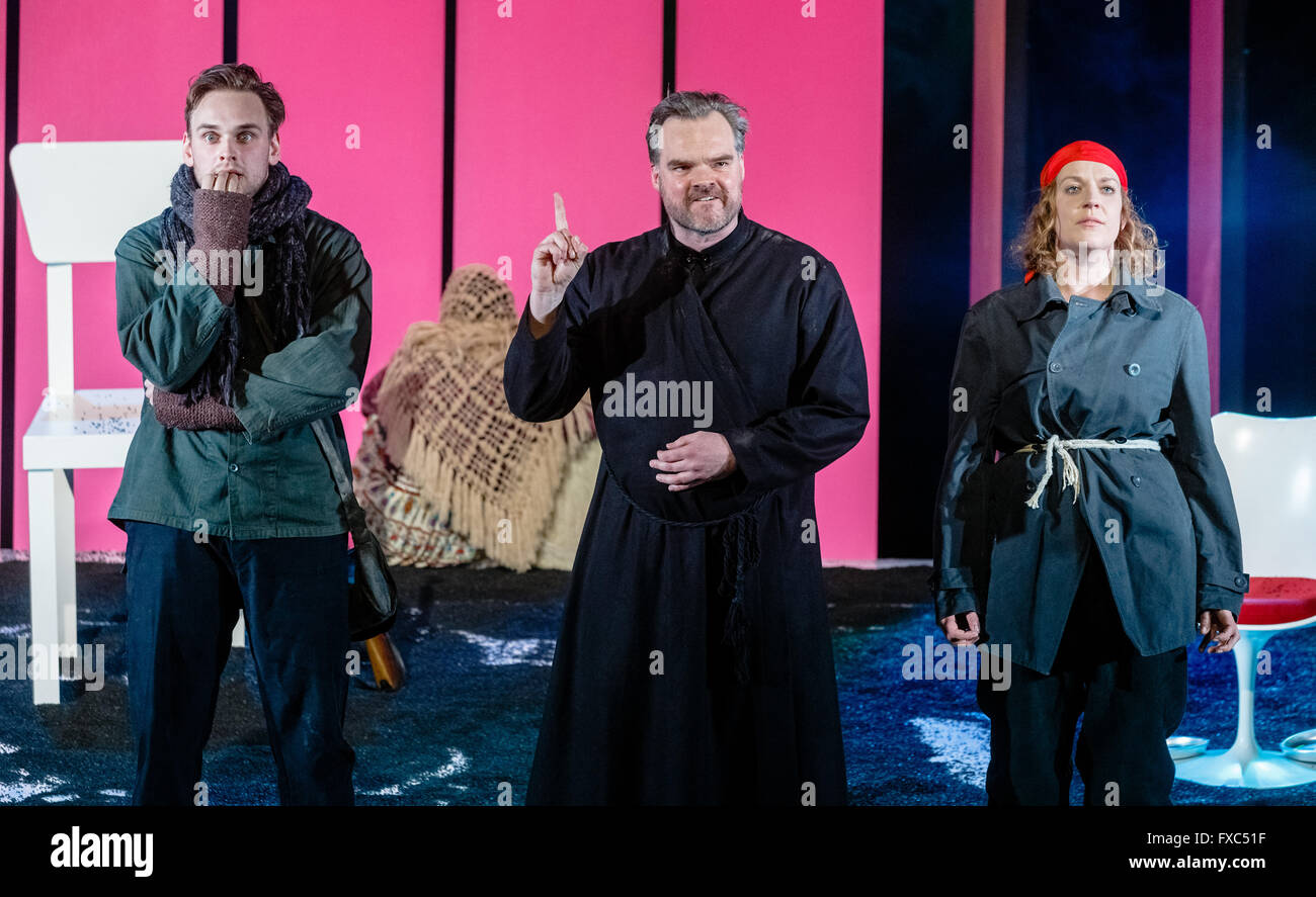 Kiel, Germania. Xiii Apr, 2016. Attori Martin Borkert (L-R) come 'Wassili', Oliver E. Schoenfeld come 'Georgi' e Isabel Baumert come "Lidija' atto durante una stampa prova di 'Die Zehn Gebote' (lit. I DIECI COMANDAMENTI) da Feridun Zaimoglu e Guenter Senkel in Kiel, Germania, 13 aprile 2016. La doppia premiere mondiale avrà luogo il 15 aprile 2016 in Schauspielhaus di Kiel teatro. Foto: Markus SCHOLZ/dpa/Alamy Live News Foto Stock
