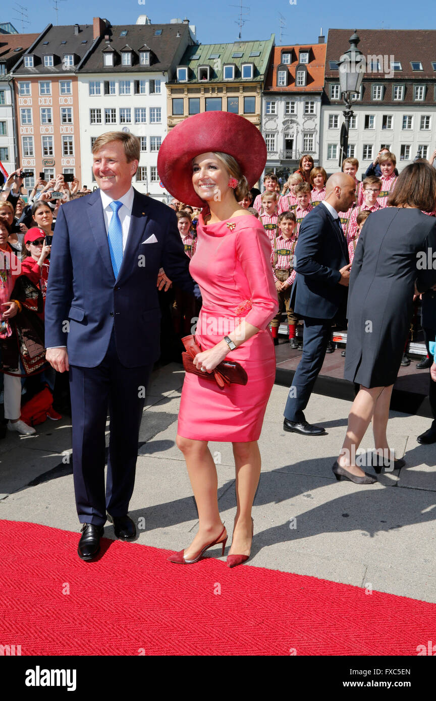 König Willem-Alexander und Königin Maxima der Niederlande beim Besuch der Residenz. München, 13.04.2016/picture alliance Foto Stock