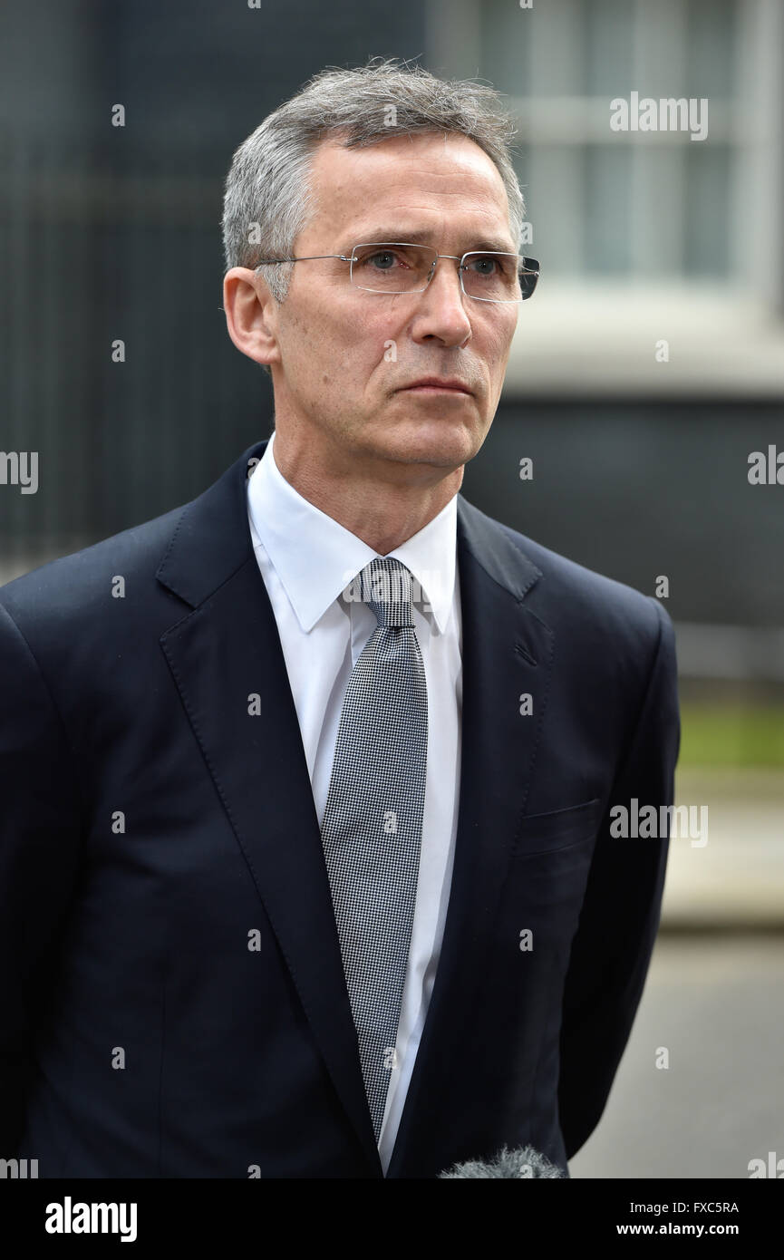 Londra, Regno Unito. Il 14 aprile, 2016. Il Primo Ministro David Cameron accoglie con favore il Segretario generale della NATO, Jens Stoltenberg al 10 di Downing Street. Credito: Alan West/Alamy Live News Foto Stock