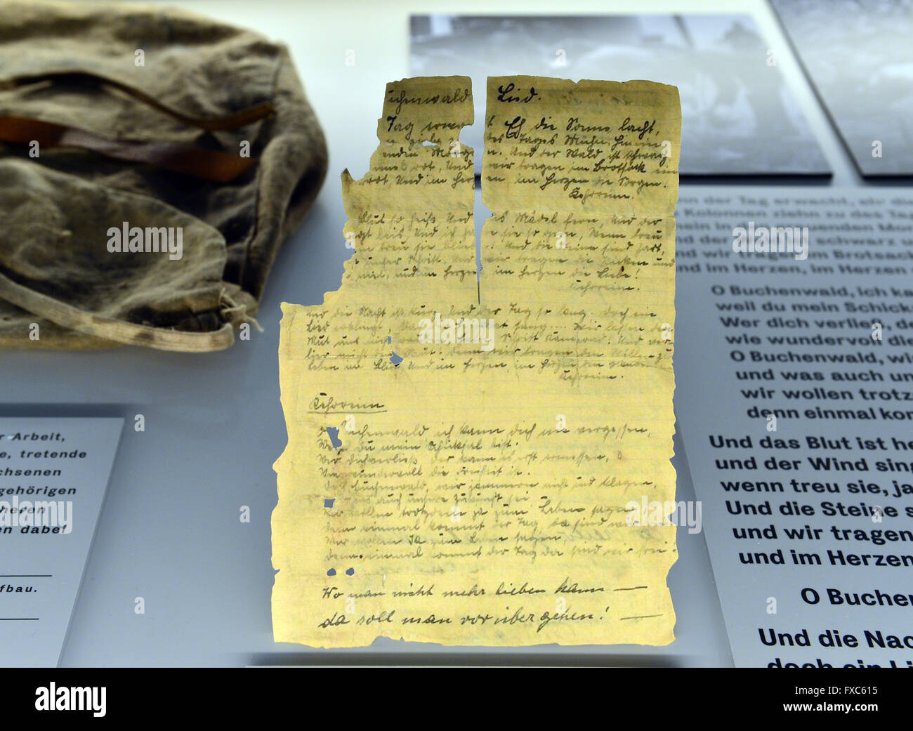 La trascrizione di manoscritti della canzone a Buchenwald, nascosto da un prigioniero in una windowframe del deposito, può essere visto nella nuova mostra permanente "Buchenwald. Ostracismo e violenza 1937 al 1945' in Buchenwald nei pressi di Weimar, Germania, 13 aprile 2016. A partire dal 17 aprile 2016, i visitatori del campo di concentramento di Buchenwald Memorial Sito può apprendere circa la vita dei detenuti attraverso le foto, documenti e oggetti di uso quotidiano e multimediale di voci. Secondo le stime iniziali del memorial Foundation, la mostra costo compreso tra i tre e i quattro milioni di euro, condivisa dal governo federale tedesco Foto Stock