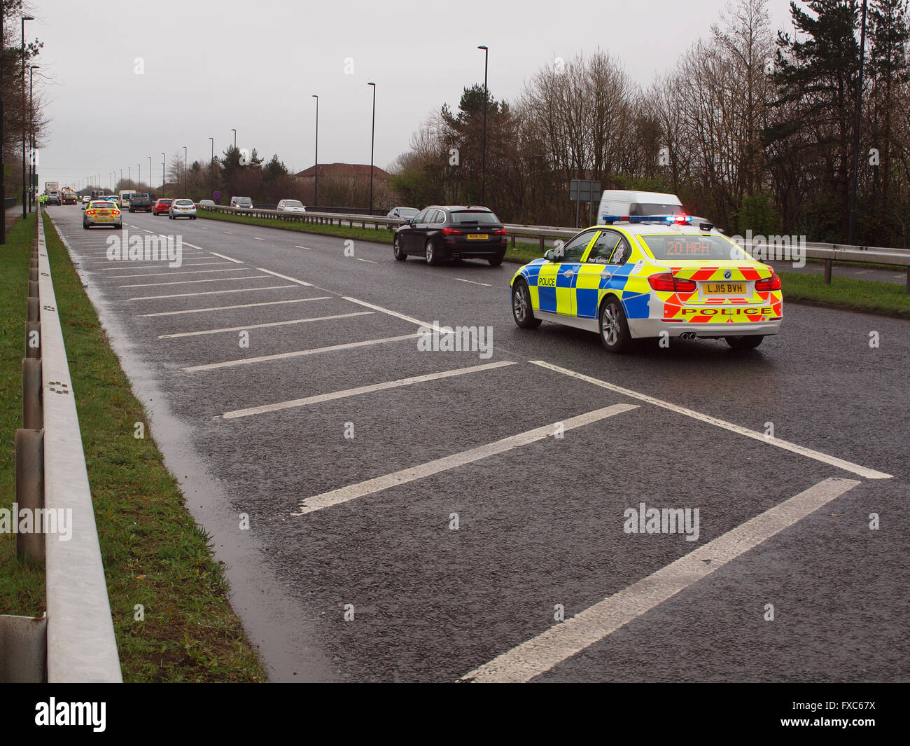 Newcastle Upon Tyne, Regno Unito. Il 14 aprile 2016. Fermo Northumbria auto della polizia del traffico di alimentazione passato un veicolo multi car crash sul 1058 Coast Road in North Tyneside precedentemente questa mattina. Credito: James Walsh Alamy/Live News Foto Stock