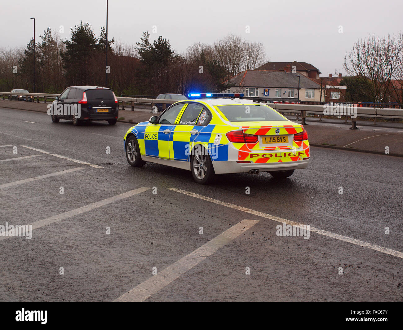 Newcastle Upon Tyne, Regno Unito. Il 14 aprile 2016. Fermo Northumbria auto della polizia del traffico di alimentazione passato un veicolo multi car crash sul 1058 coast road in North Tyneside precedentemente questa mattina. Credito: James Walsh Alamy/Live News Foto Stock