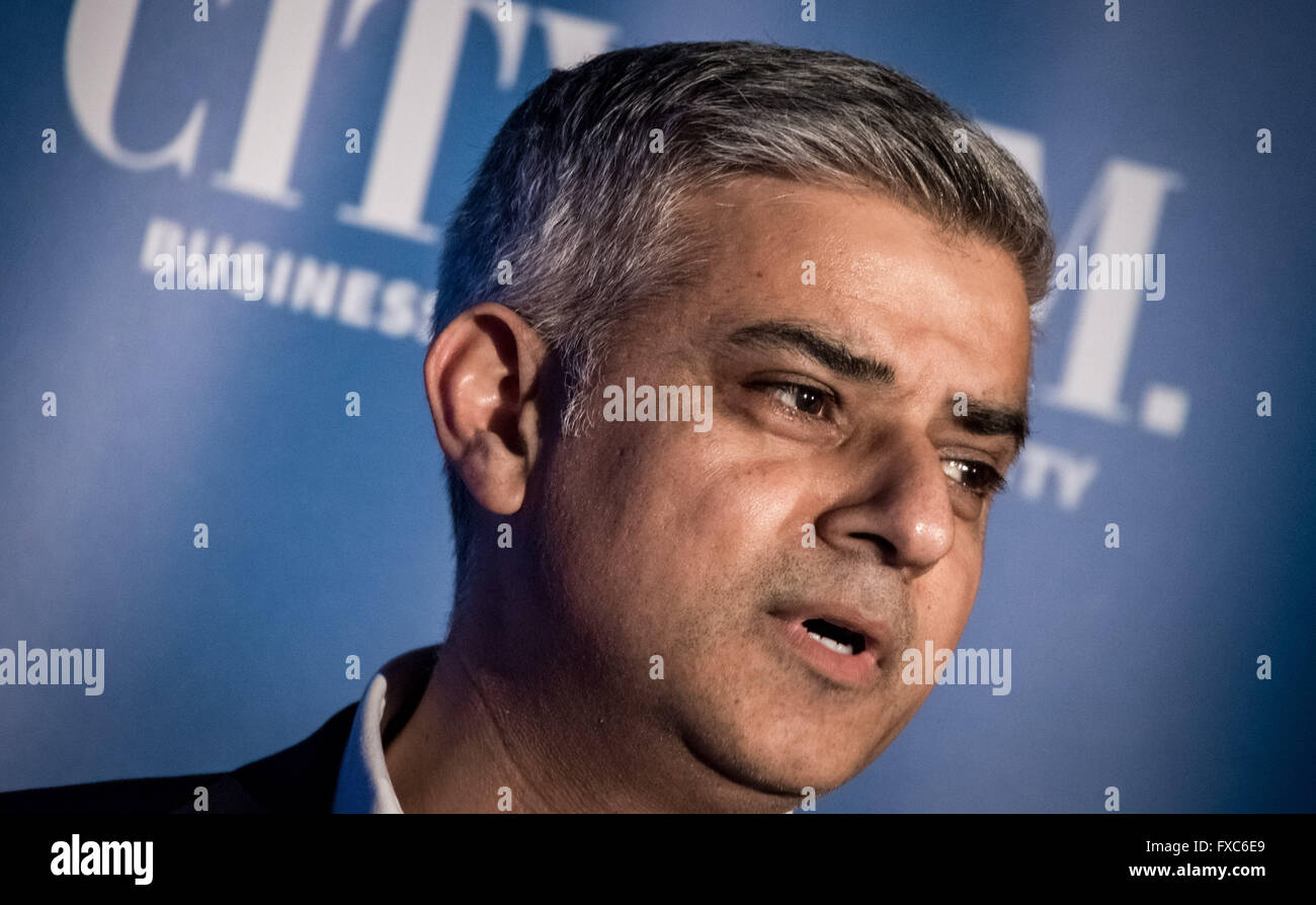 Londra, Regno Unito. Il 12 aprile. London Mayoral dibattito elettorale presso l Istituto di Amministrazione con Sadiq Khan (nella foto) del partito laburista e candidato conservatore Zac Goldsmith Credito: Guy Corbishley/Alamy Live News Foto Stock