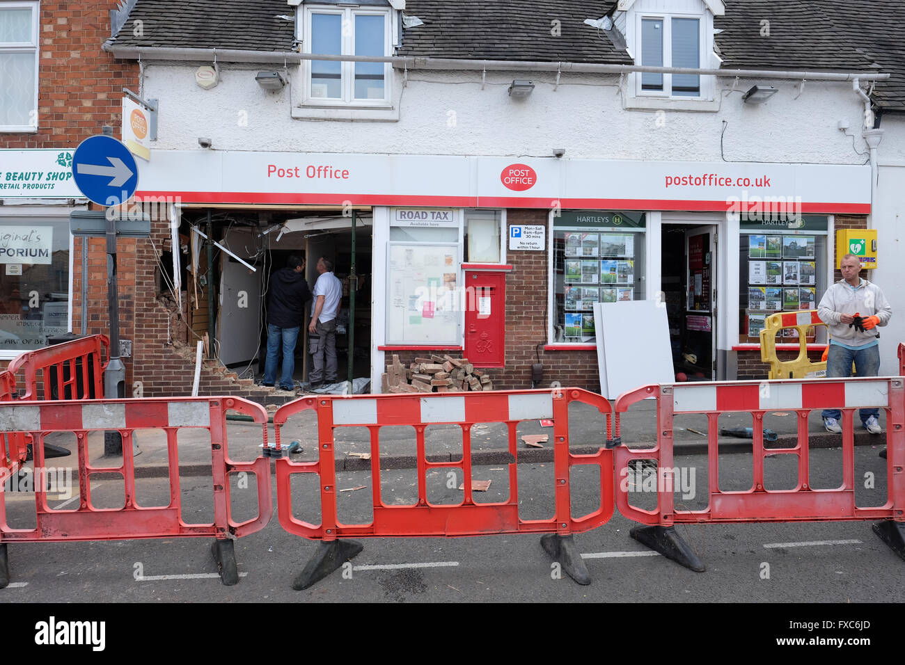 Dei ladri hanno rubato una macchina atm dopo ram razzia shepshed post office per tutta la notte Foto Stock