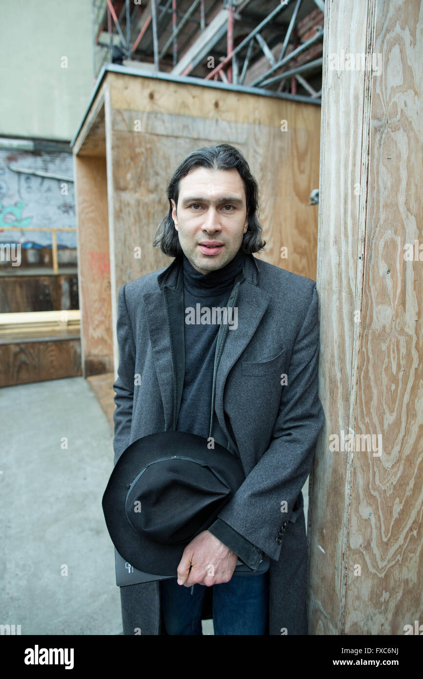 Berlino, Germania. Xiv Apr, 2016. Vladimir Jurowski designato direttore artistico e direttore principale della Berlin Radio Symphony Orchestra, pone durante l'orchestra la conferenza stampa annuale a Berlino, Germania, 14 aprile 2016. Foto: JOERG CARSTENSEN/dpa/Alamy Live News Foto Stock