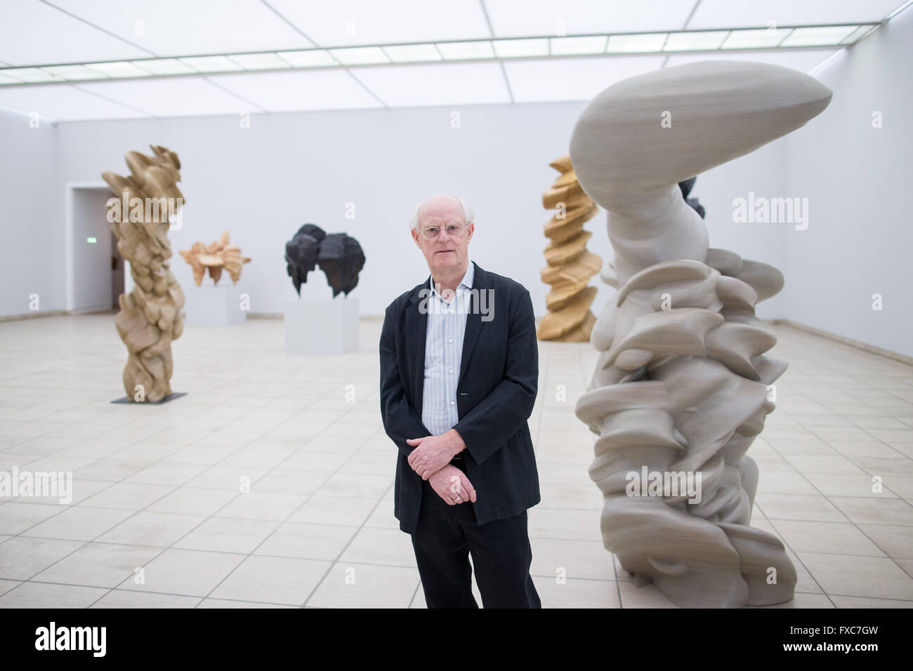 Wuppertal, Germania. Xiv Apr, 2016. Lo scultore britannico Tony Cragg sorge accanto al suo pezzo "falsi idoli, 2012' (R) nella mostra "Tony Cragg - Retrospettiva - parti del mondo " nel Museo Heydt a Wuppertal, Germania, 14 aprile 2016. La mostra del contemporaneo British Sculpture avviene dal 19 aprile fino al 14 agosto 2016. Foto: MAJA HITIJ/dpa/Alamy Live News Foto Stock