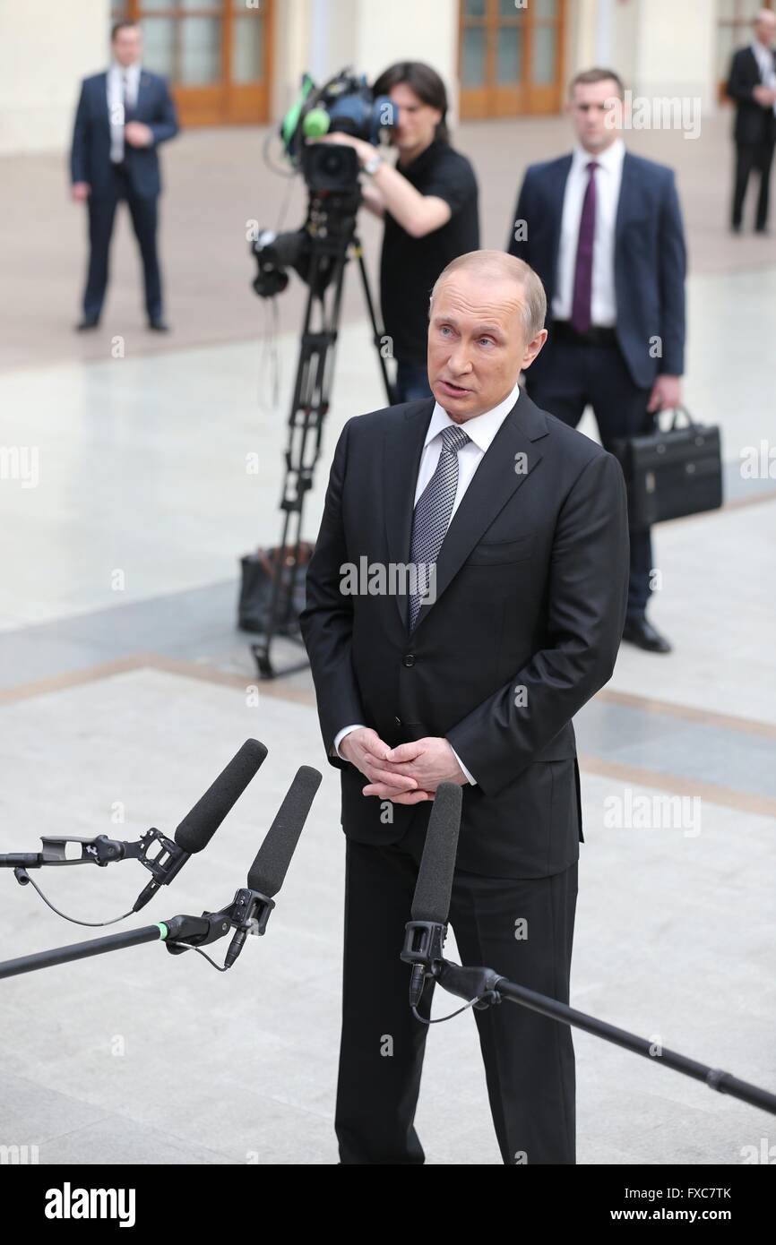 Mosca, Russia. Xiv Apr, 2016. Il presidente russo Vladimir Putin riceve interviste dopo un teletrasmesso sessione di domande e risposte a Mosca, in Russia, il 14 aprile 2016. Credito: Bai Xueqi/Xinhua/Alamy Live News Foto Stock