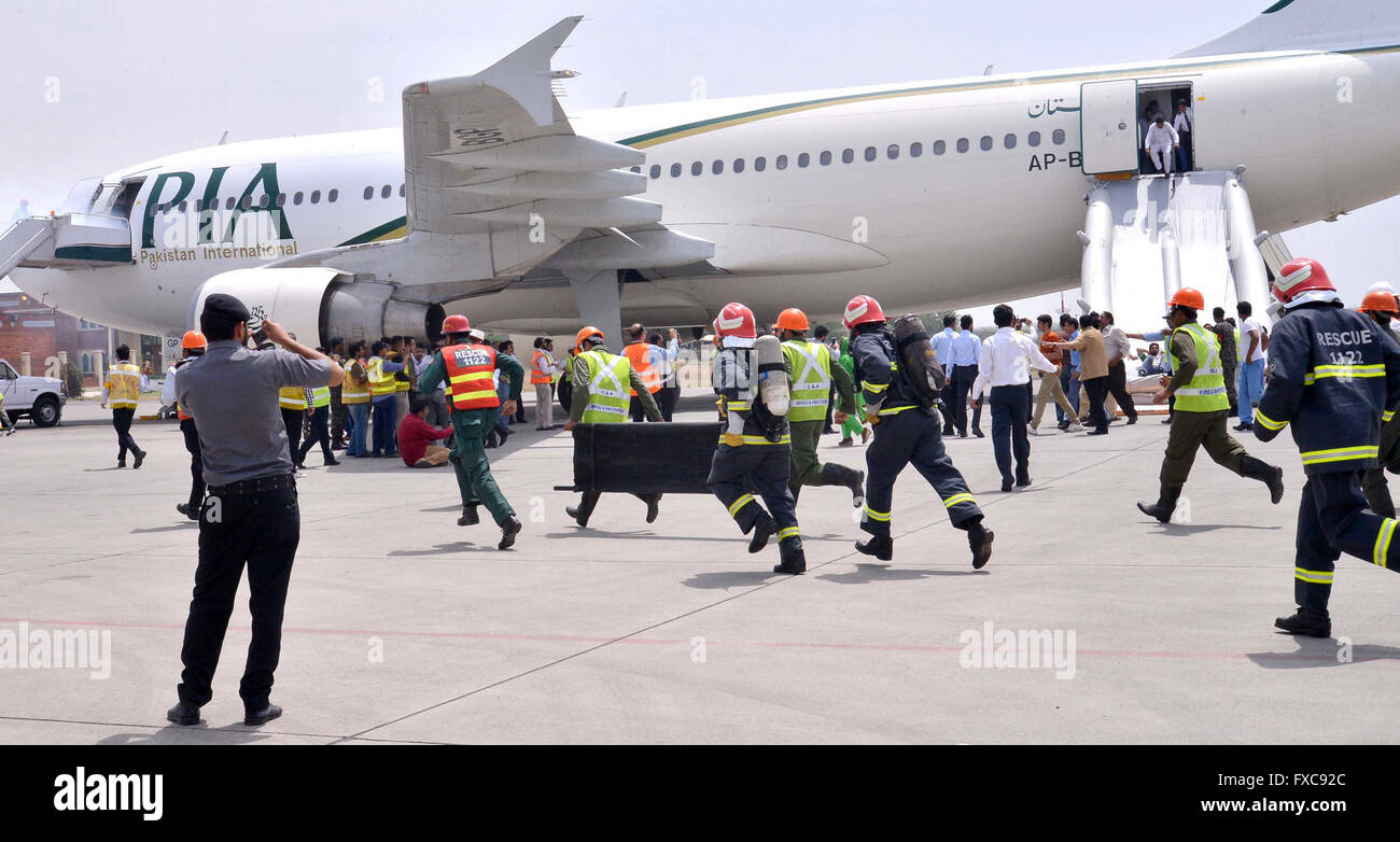 Lahore. Xiv Apr, 2016. I soccorritori di prendere parte a una scala completa di emergenza aeroporto trapano a Allama Iqbal aeroporto Internazionale in Pakistan orientale di Lahore on April 14, 2016. Credito: Sajjad/Xinhua/Alamy Live News Foto Stock