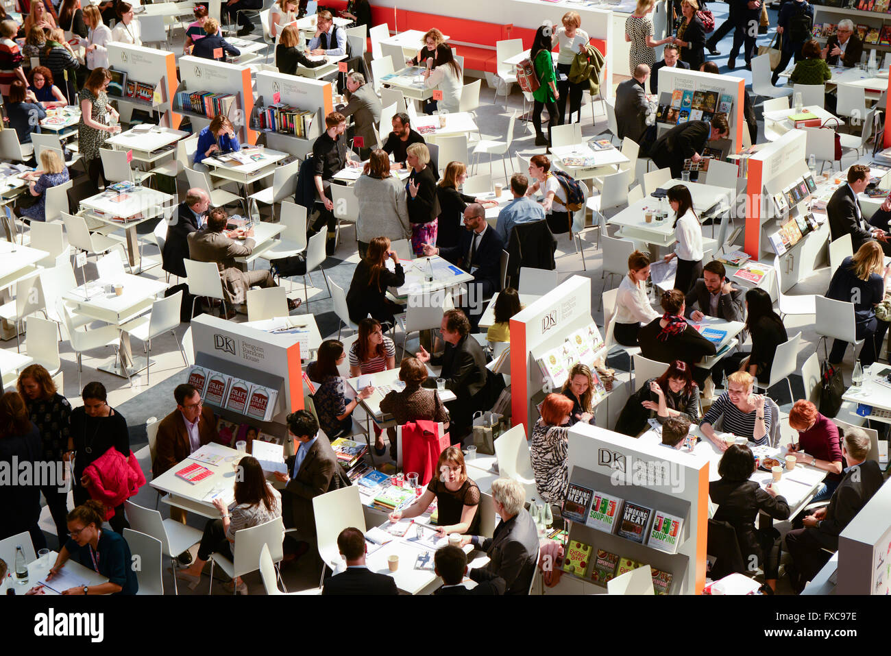 La fiera del libro di Londra, Olympia (Kensington) London ; 13 aprile 2016; Penguin Random House editore fotografato dal credito di cui sopra: Antonio Pagano/Alamy Live News Foto Stock