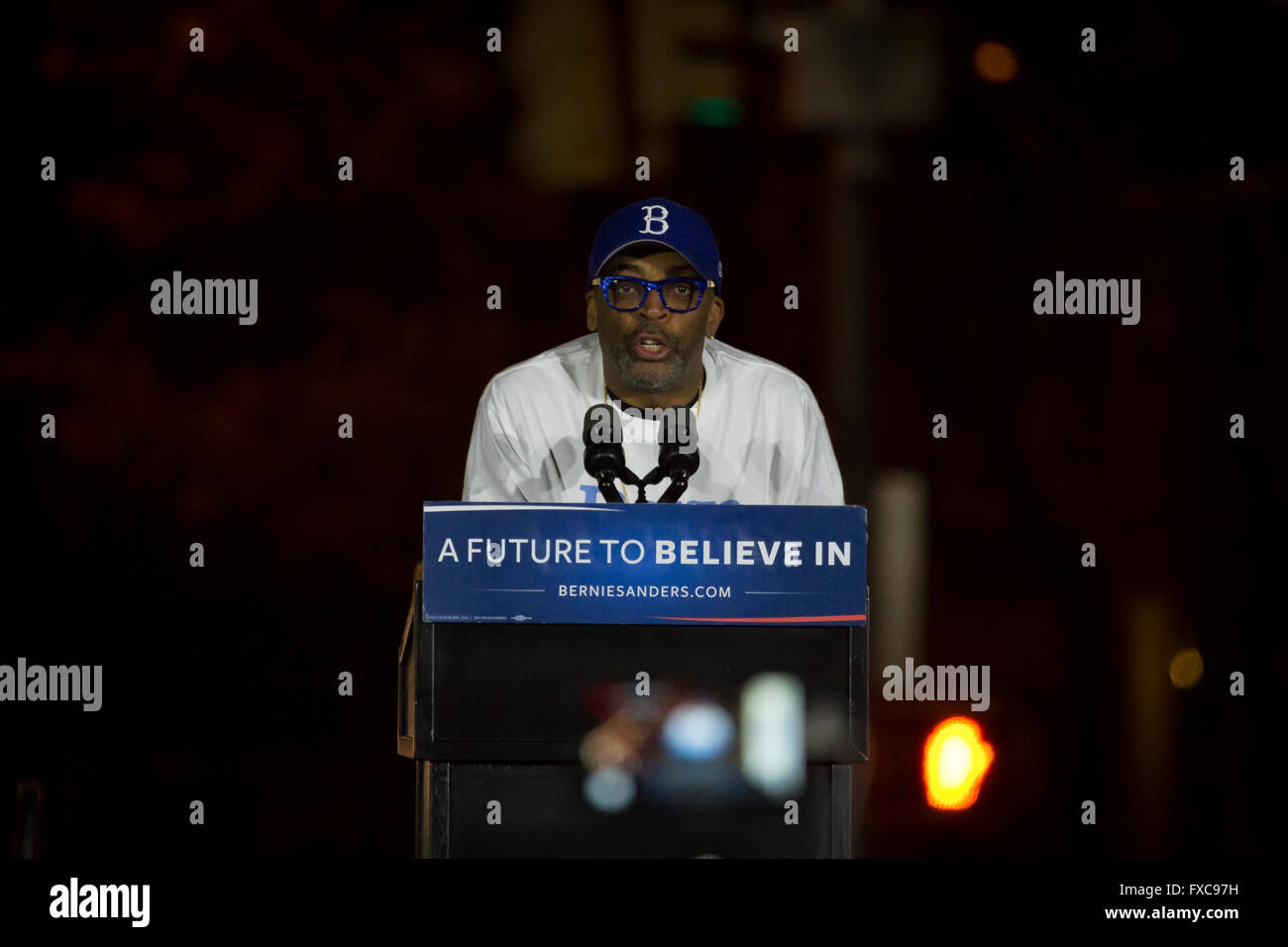 La città di New York, Stati Uniti. Xiii Apr, 2016. Regista Spike Lee incendi fino a stella rally chiodati in NYC Washington Square Park per Bernie Sanders. Una stima di 30k allagato il parco iconica e vie adiacenti. Ospiti speciali incluso: Vampire Weekend, Rosario Dawson, Spike Lee, Shailene Woodley, Linda Sarsour e Tim Robbins. Sanders va contro Hillary Clinton alle contestate New York principale su Aprile 19, 2016 © Michael Nigro/Pacific Press/Alamy Live News Foto Stock
