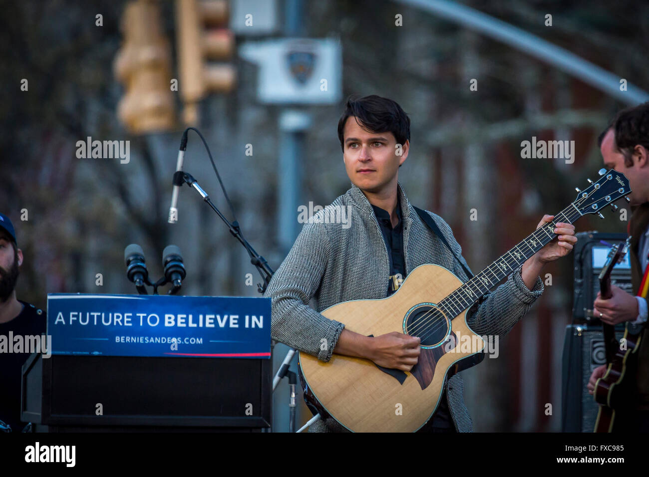 La città di New York, Stati Uniti. Xiii Apr, 2016. Vampire Weekend ha dato dei calci a fuori di Bernie Sanders' Star-Studded massiccia nel Rally di NYC Washington Square Park. Una stima di 27k allagato il parco iconica e vie adiacenti. Ospiti speciali incluso: Vampire Weekend, Rosario Dawson, Spike Lee, Shailene Woodley, Linda Sarsour e Tim Robbins. Sanders va contro Hillary Clinton alle contestate New York principale su Aprile 19, 2016 © Michael Nigro/Pacific Press/Alamy Live News Foto Stock
