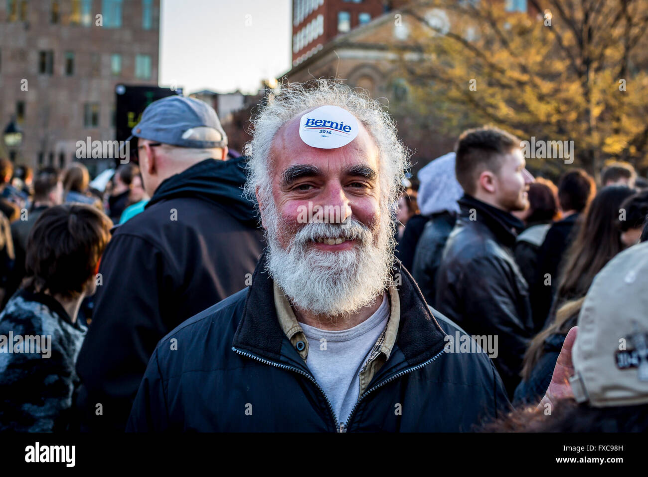 La città di New York, Stati Uniti. Xiii Apr, 2016. Uno dei circa 30.000 Bernie Sanders sostenitori presso lo star-studded Rally in NYC Washington Square Park. Una stima di 30k allagato il parco iconica e vie adiacenti. Ospiti speciali incluso: Vampire Weekend, Rosario Dawson, Spike Lee, Shailene Woodley, Linda Sarsour e Tim Robbins. Sanders va contro Hillary Clinton alle contestate New York principale su Aprile 19, 2016 © Michael Nigro/Pacific Press/Alamy Live News Foto Stock