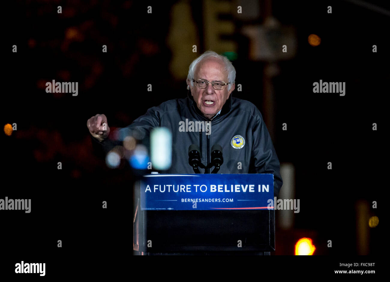 La città di New York, Stati Uniti. Xiii Apr, 2016. Bernie Sanders dà dei calci fuori Star-Studded massiccia nel Rally di NYC Washington Square Park. Una stima di 30k allagato il parco iconica e vie adiacenti. Ospiti speciali incluso: Vampire Weekend, Rosario Dawson, Spike Lee, Shailene Woodley, Linda Sarsour e Tim Robbins. Sanders va contro Hillary Clinton alle contestate New York principale su Aprile 19, 2016 © Michael Nigro/Pacific Press/Alamy Live News Foto Stock