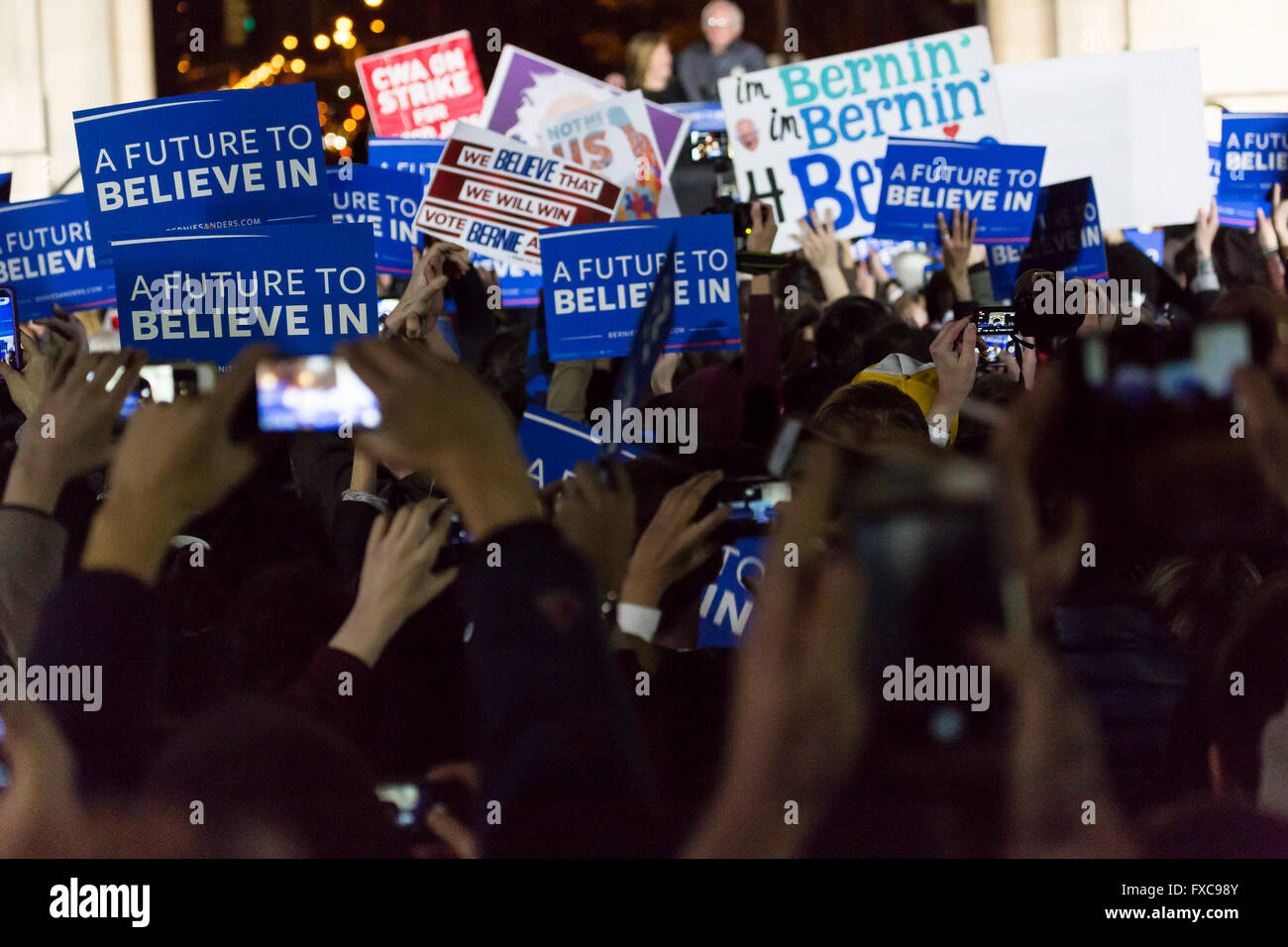 La città di New York, Stati Uniti. Xiii Apr, 2016. Bernie Sanders dà dei calci fuori Star-Studded massiccia nel Rally di NYC Washington Square Park. Una stima di 30k allagato il parco iconica e vie adiacenti. Ospiti speciali incluso: Vampire Weekend, Rosario Dawson, Spike Lee, Shailene Woodley, Linda Sarsour e Tim Robbins. Sanders va contro Hillary Clinton alle contestate New York principale su Aprile 19, 2016 © Michael Nigro/Pacific Press/Alamy Live News Foto Stock