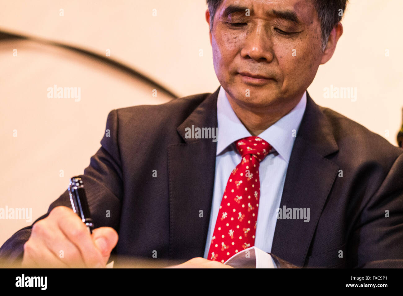 Il Cairo, Egitto. Xiv Apr, 2016. Presidente dell'Università cinesi della Cina hanno firmato un accordo di cooperazione tra Egitto e Cina.Â Per impostare un Università Cinese in Egitto © Fayed El-Geziry/ZUMA filo/Alamy Live News Foto Stock