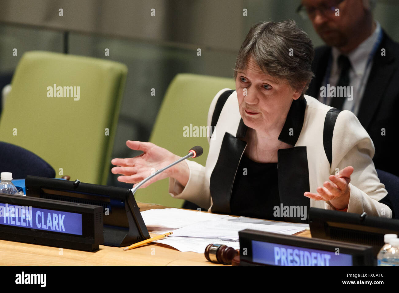 New York, la sede delle Nazioni Unite a New York. Xiv Apr, 2016. Helen Clark, ex primo ministro della Nuova Zelanda e amministratore del programma di sviluppo delle Nazioni Unite (UNDP), candidato per la posizione del successivo segretario-generale, presenta se stessa agli Stati membri presso la sede delle Nazioni Unite a New York, 14 aprile 2016. L'Assemblea generale delle Nazioni Unite il martedì è iniziata una tre giorni di dialogo informale con i candidati per la posizione del successivo segretario generale. © Li Muzi/Xinhua/Alamy Live News Foto Stock