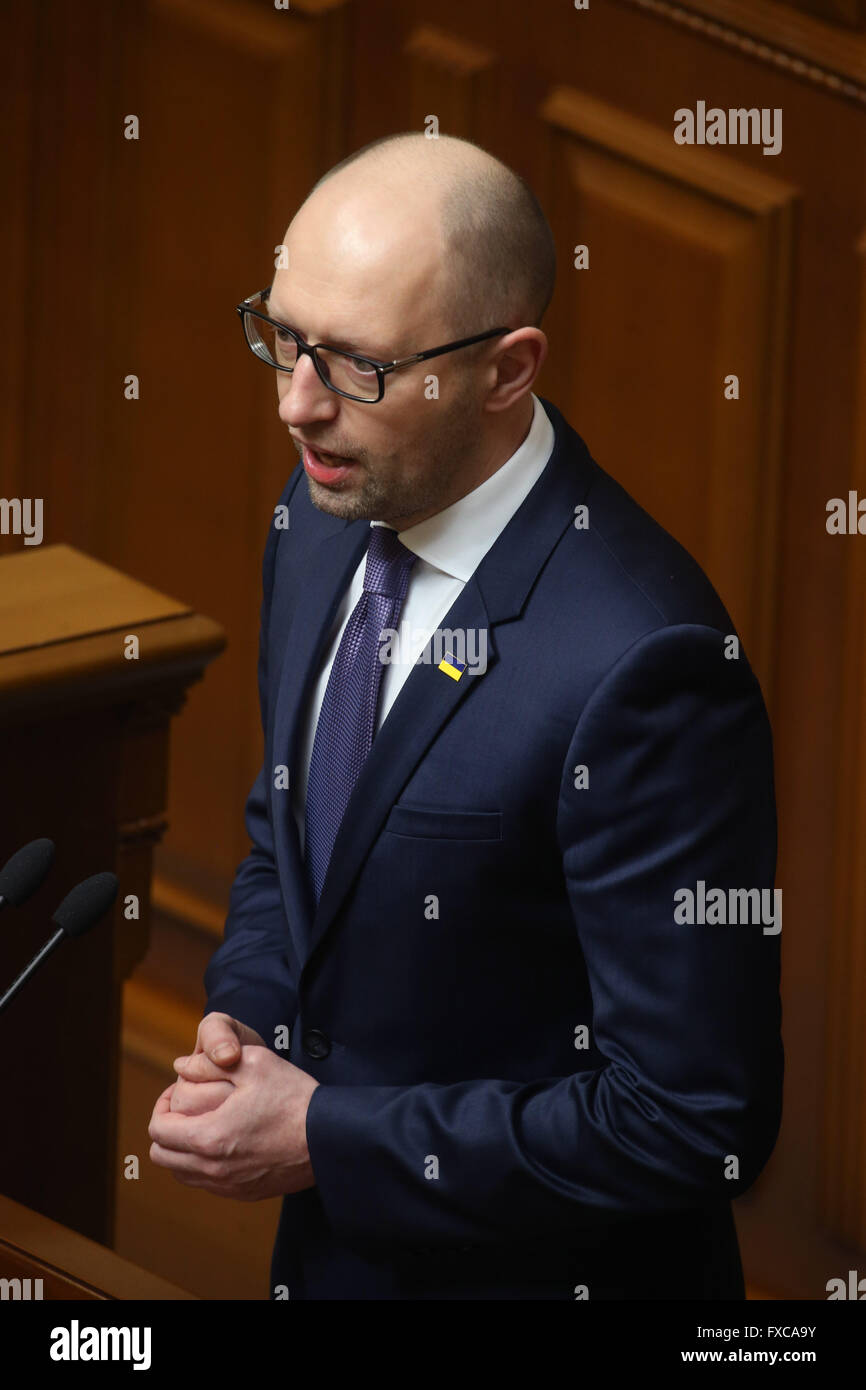 Kiev. Xiv Apr, 2016. Ukrainian ex Primo Ministro Arseniy Yatsenyuk parla a una sessione del Parlamento dopo che il Parlamento ha accettato le sue dimissioni a Kiev in Ucraina il 14 aprile 2016. Il Parlamento ucraino ha approvato la formazione di un nuovo armadio giovedì in seguito ad una sostituzione del primo ministro. © Xinhua/Alamy Live News Foto Stock