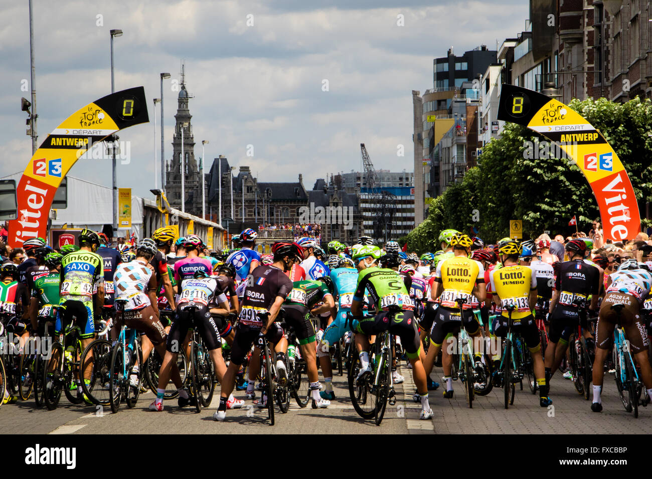 Anversa, Belgio. 7 Luglio, 2015. Il peloton attende presso la linea di partenza in Anversa, precedendo la 159 km percorso di Huy. John Kavouris/Alamy Live News Foto Stock