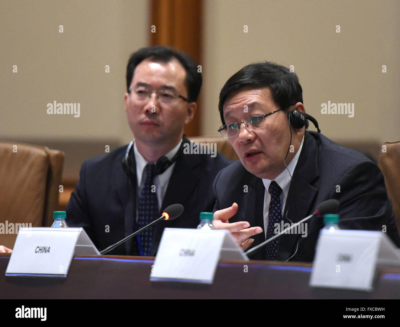 Washington, DC, Stati Uniti d'America. Xiv Apr, 2016. Il Ministro cinese delle finanze Lou Jiwei(R) partecipa a una riunione speciale della nuova banca di sviluppo del Consiglio dei Governatori a Washington, DC, Stati Uniti, 14 aprile 2016. Credito: Yin Bogu/Xinhua/Alamy Live News Foto Stock