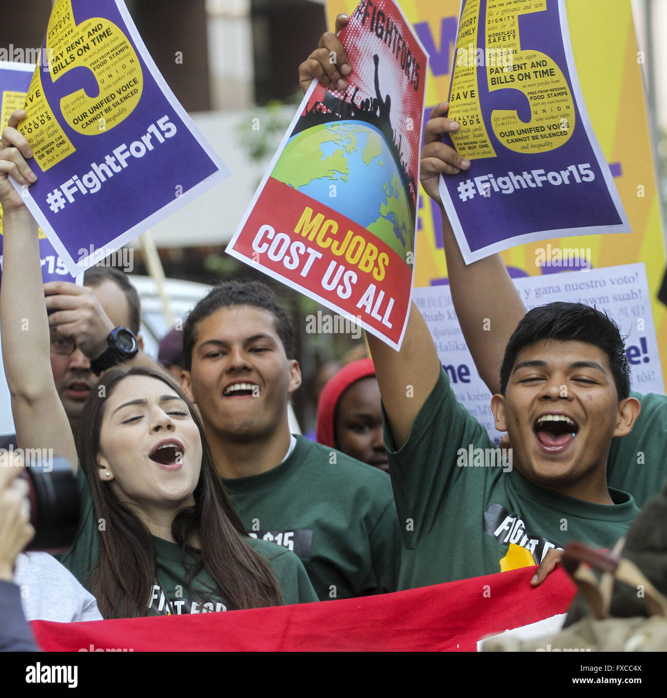 Los Angeles, California, USA. Xiv Apr, 2016. Migliaia di lavoratori dell'Unione, comprese quelle in il fast-food, home care e cura del bambino industries, ha avuto per le strade del centro cittadino di Los Angeles sul Giovedi, Aprile 14, 2016 a chiamare per un impulso a livello nazionale del salario minimo a 15 dollari l'ora, il che è già stato approvato in California. Credito: Ringo Chiu/ZUMA filo/Alamy Live News Foto Stock