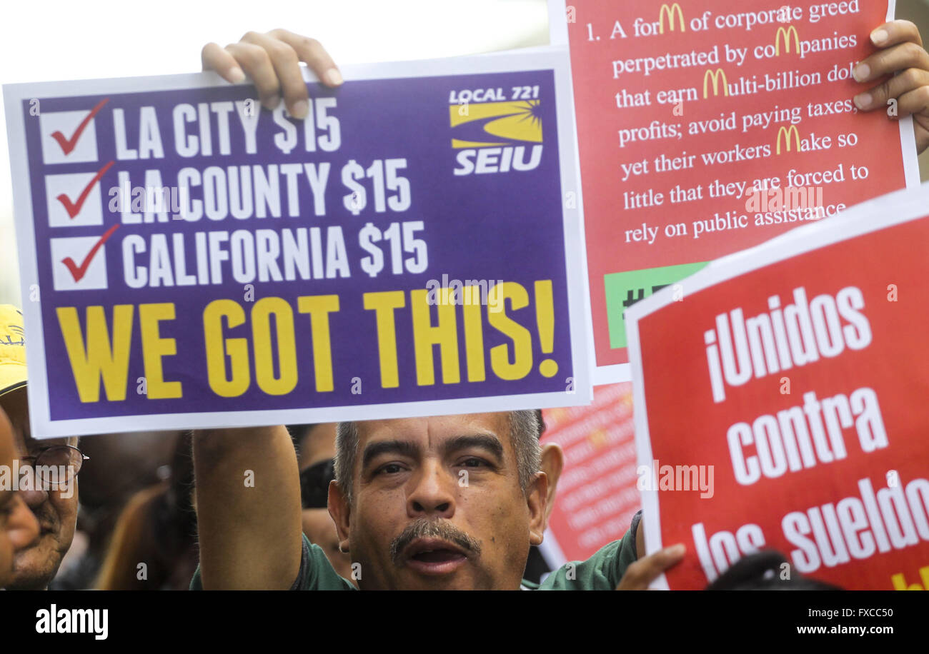 Los Angeles, California, USA. Xiv Apr, 2016. Migliaia di lavoratori dell'Unione, comprese quelle in il fast-food, home care e cura del bambino industries, ha avuto per le strade del centro cittadino di Los Angeles sul Giovedi, Aprile 14, 2016 a chiamare per un impulso a livello nazionale del salario minimo a 15 dollari l'ora, il che è già stato approvato in California. Credito: Ringo Chiu/ZUMA filo/Alamy Live News Foto Stock