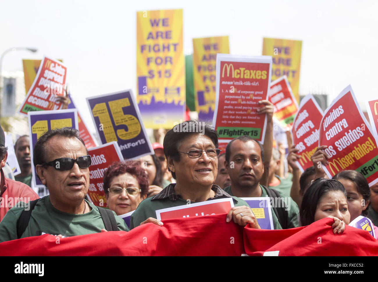 Los Angeles, California, USA. Xiv Apr, 2016. Migliaia di lavoratori dell'Unione, comprese quelle in il fast-food, home care e cura del bambino industries, ha avuto per le strade del centro cittadino di Los Angeles sul Giovedi, Aprile 14, 2016 a chiamare per un impulso a livello nazionale del salario minimo a 15 dollari l'ora, il che è già stato approvato in California. Credito: Ringo Chiu/ZUMA filo/Alamy Live News Foto Stock