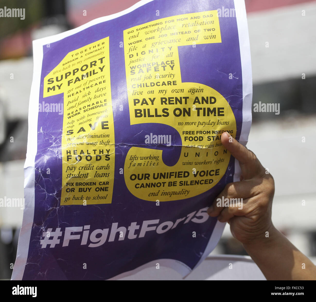 Los Angeles, California, USA. Xiv Apr, 2016. Migliaia di lavoratori dell'Unione, comprese quelle in il fast-food, home care e cura del bambino industries, ha avuto per le strade del centro cittadino di Los Angeles sul Giovedi, Aprile 14, 2016 a chiamare per un impulso a livello nazionale del salario minimo a 15 dollari l'ora, il che è già stato approvato in California. Credito: Ringo Chiu/ZUMA filo/Alamy Live News Foto Stock