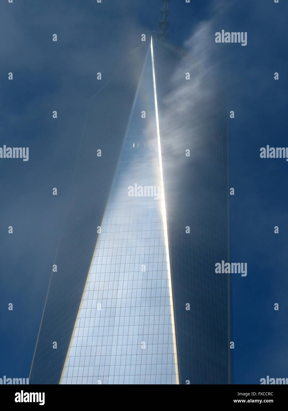 One World Trade Center Torre progettata da David Childs crea il proprio cloud o nebbia risultanti da Sun e di riflessione Foto Stock