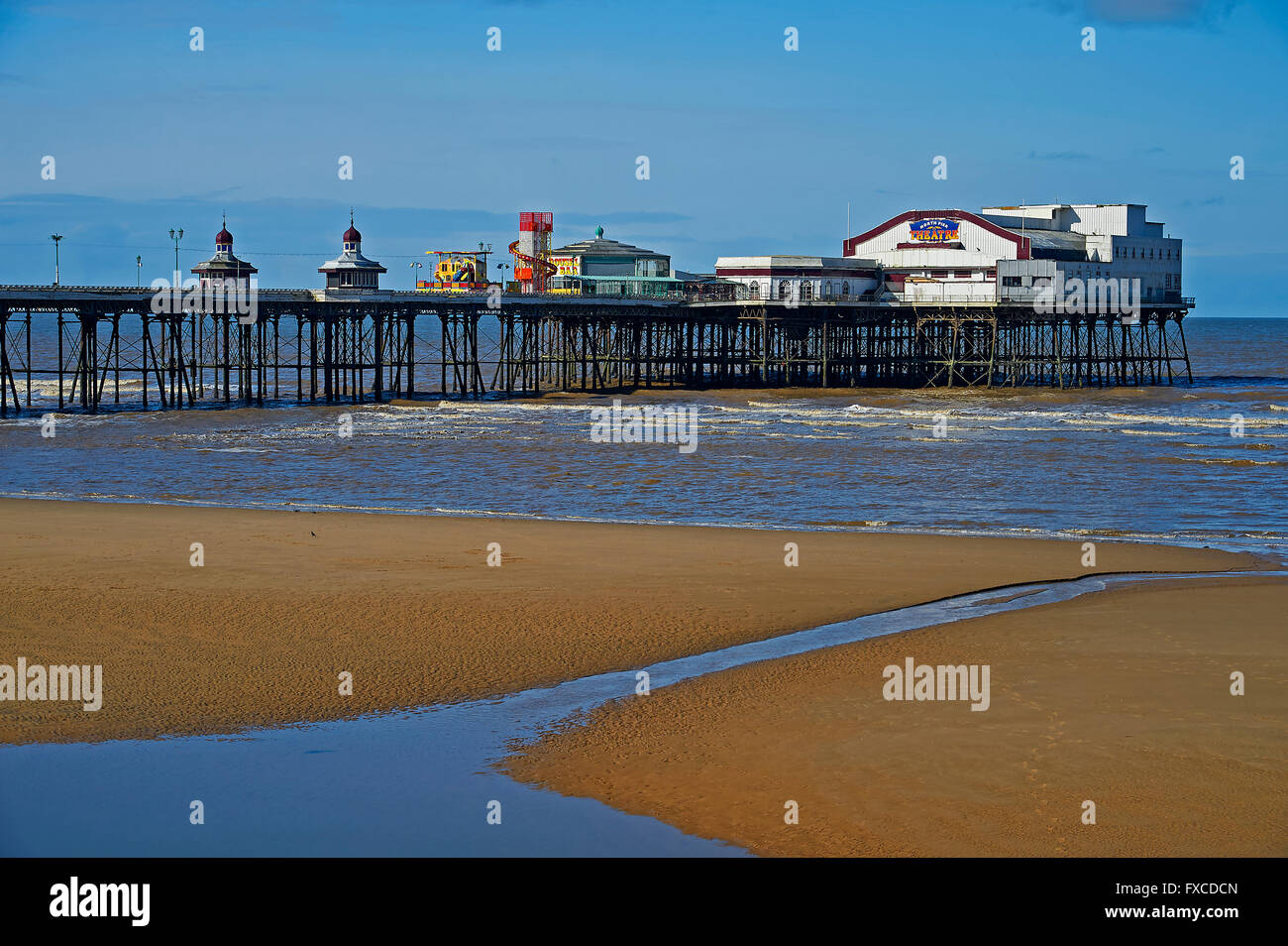 North Pier di Blackpool con e marea. Foto Stock