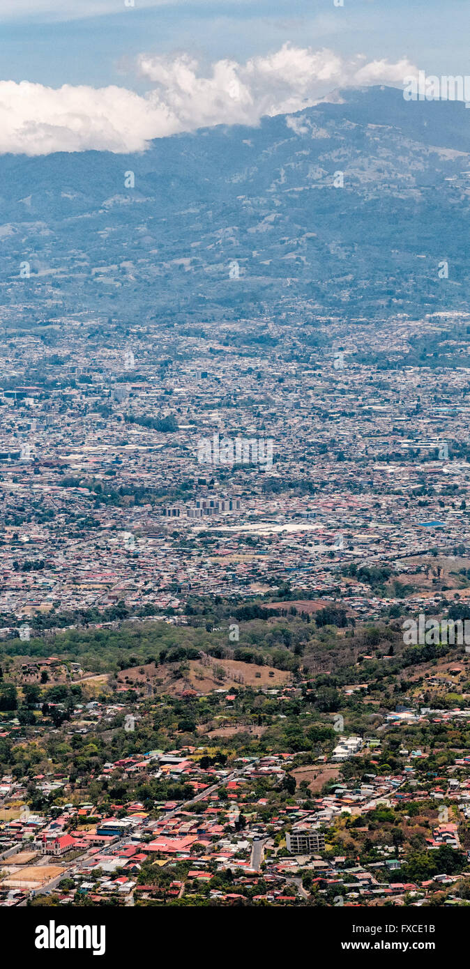 Versione a colori della vista della città di San Jose, Costa Rica e i segni della deforestazione contro lo sviluppo umano Foto Stock