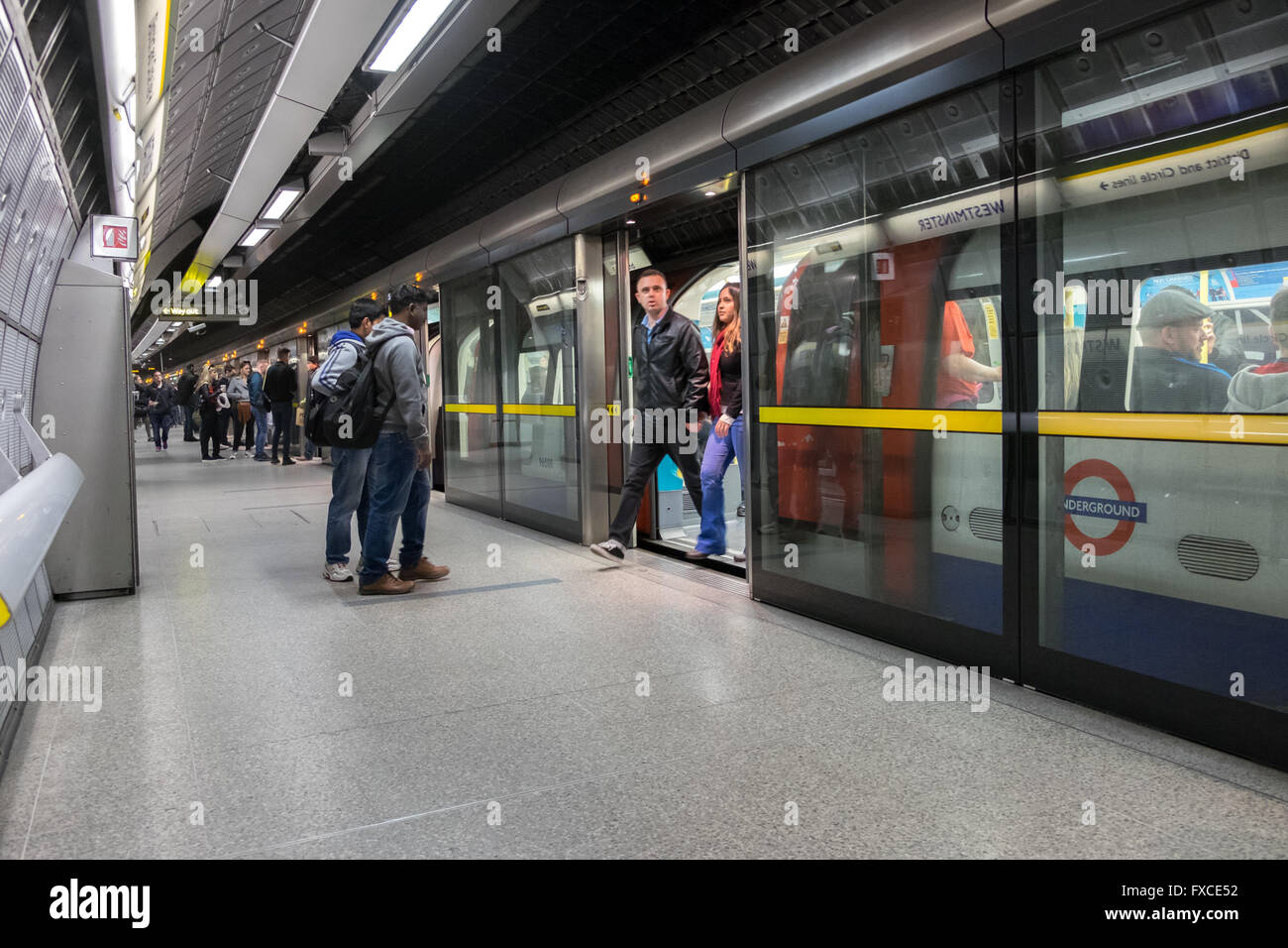 Tubo di Londra piattaforma con porte scorrevoli Foto Stock