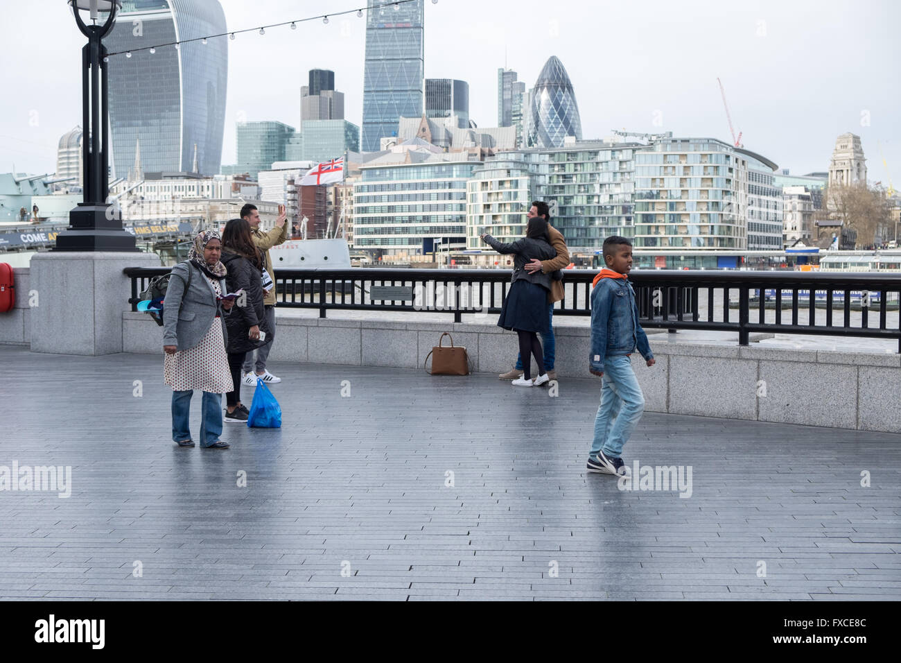 I turisti per scattare delle foto al più Londra dal Tamigi Foto Stock