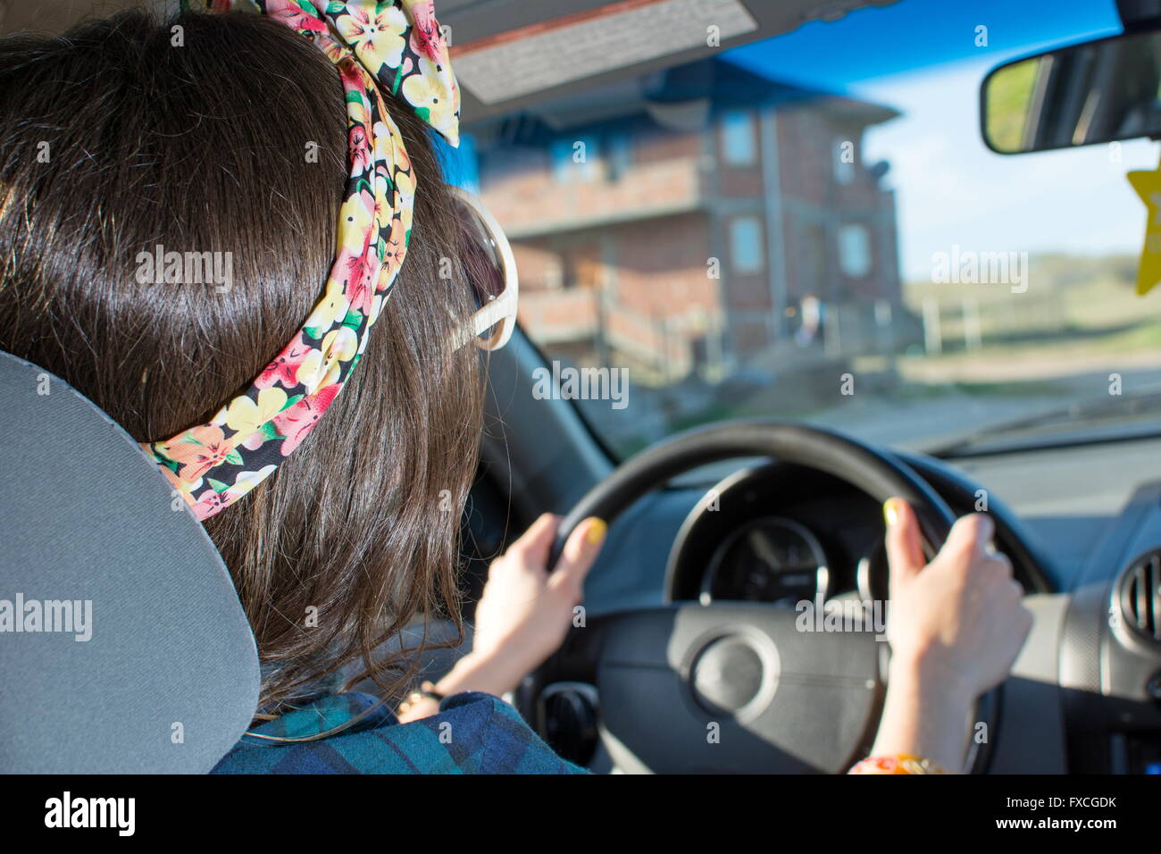 Immagini Stock - Autista Donna Alla Guida Di Un'auto. Vista Dall'interno  Della Cabina. Image 165242562