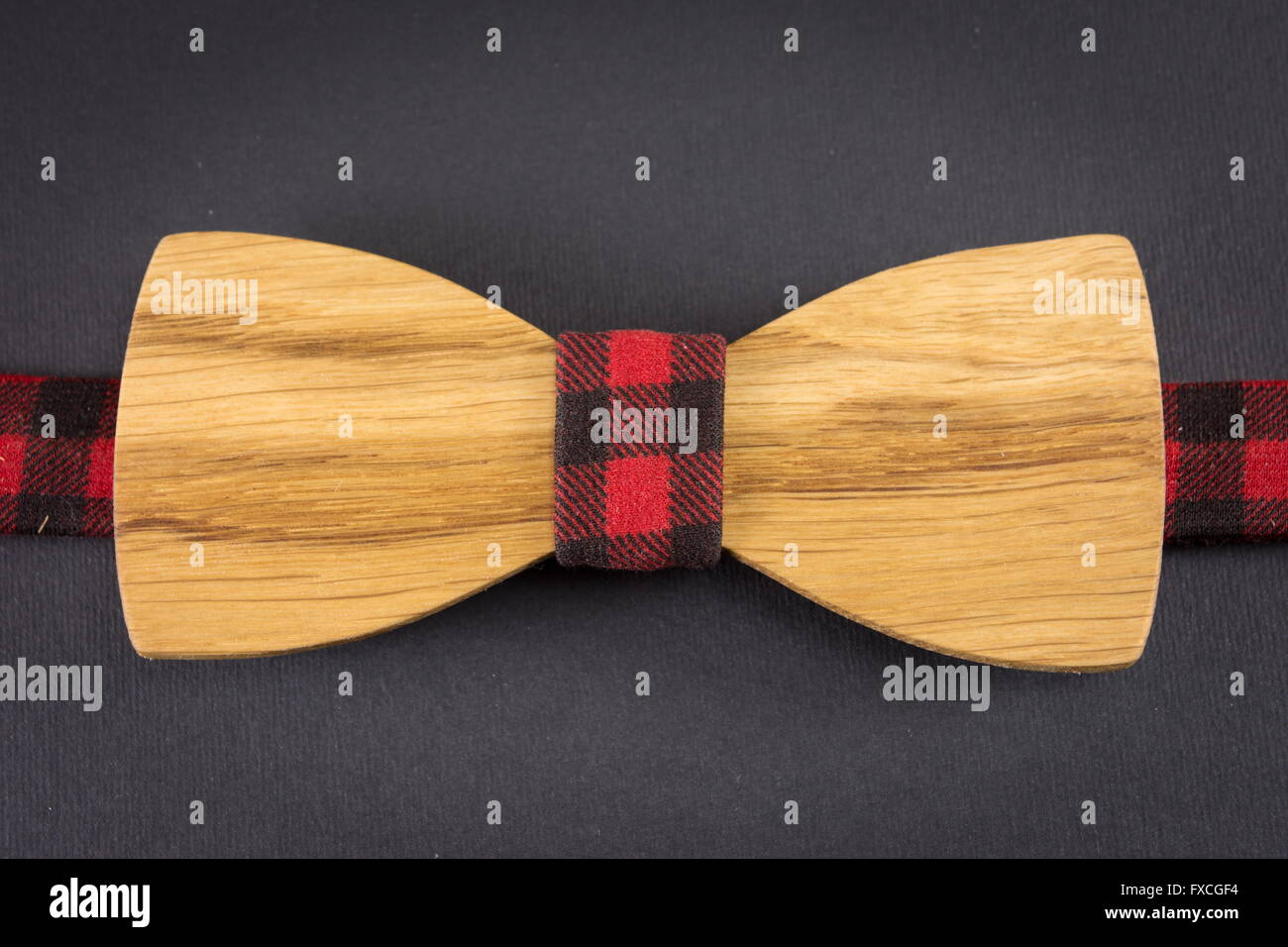 Arco in legno cravatta su un tavolo di legno Foto Stock