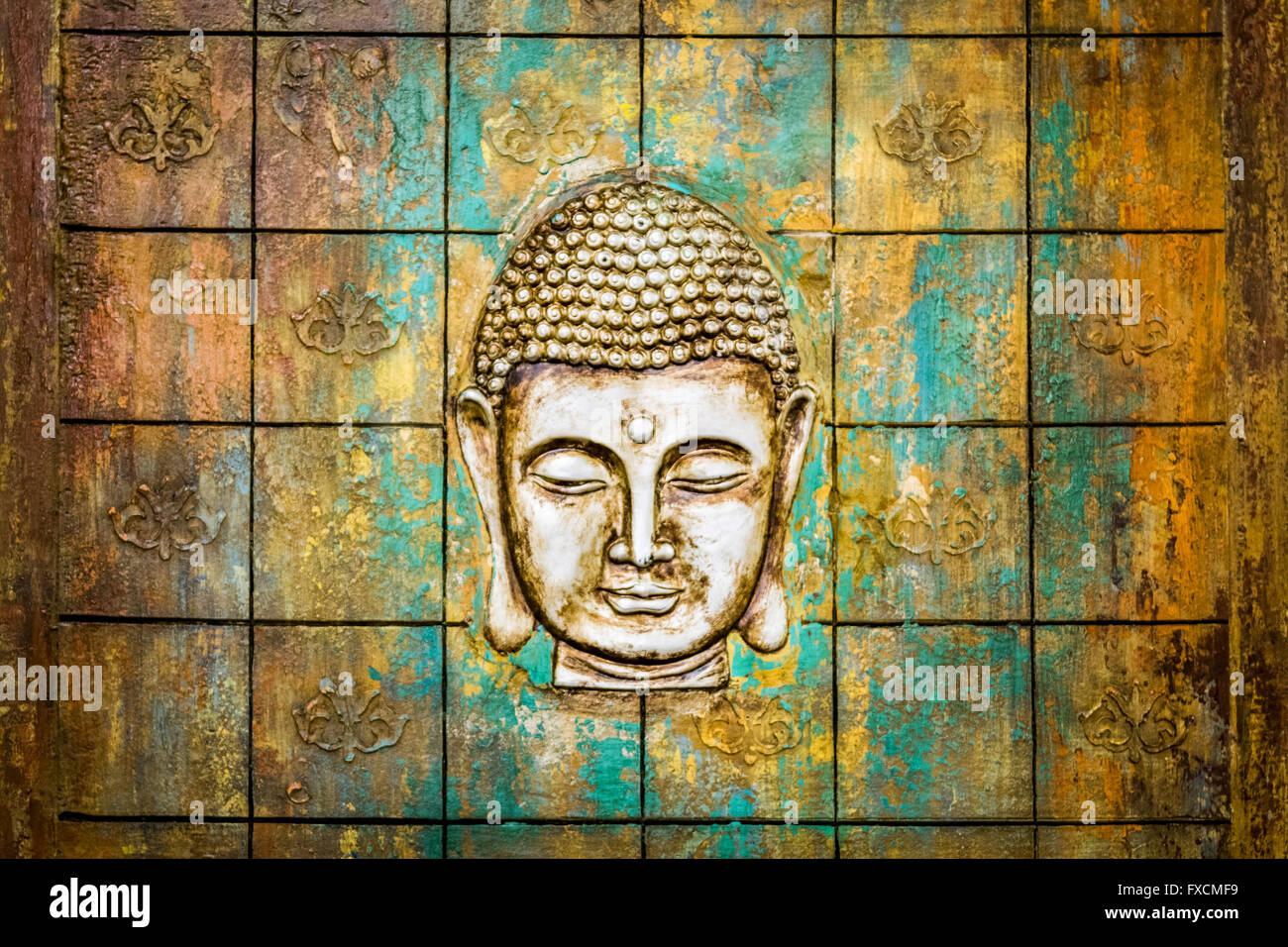 Testa di Buddha scolpita in una vecchia porta di legno. Foto Stock