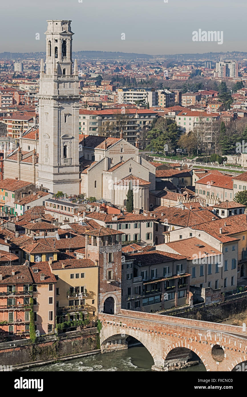Duomo di Verona e il ponte di pietra visto dalla piazza di Castel San Pietro. Foto Stock