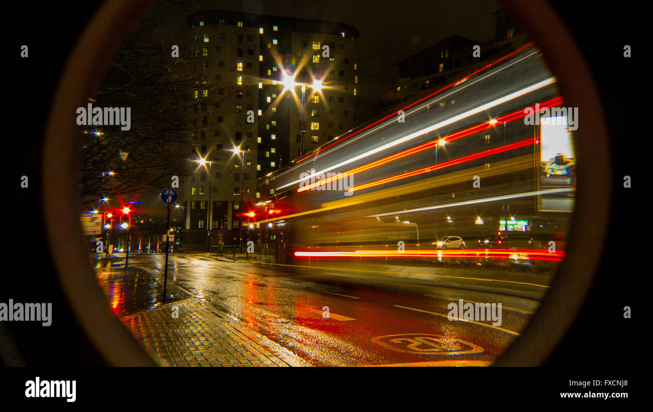 Una lunga esposizione di una Street di Birmingham, con le luci da un bus in movimento visibile. Foto Stock