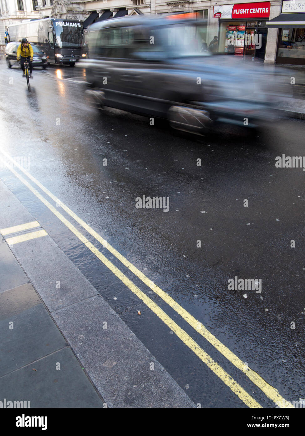 Doppia linea gialla Foto Stock