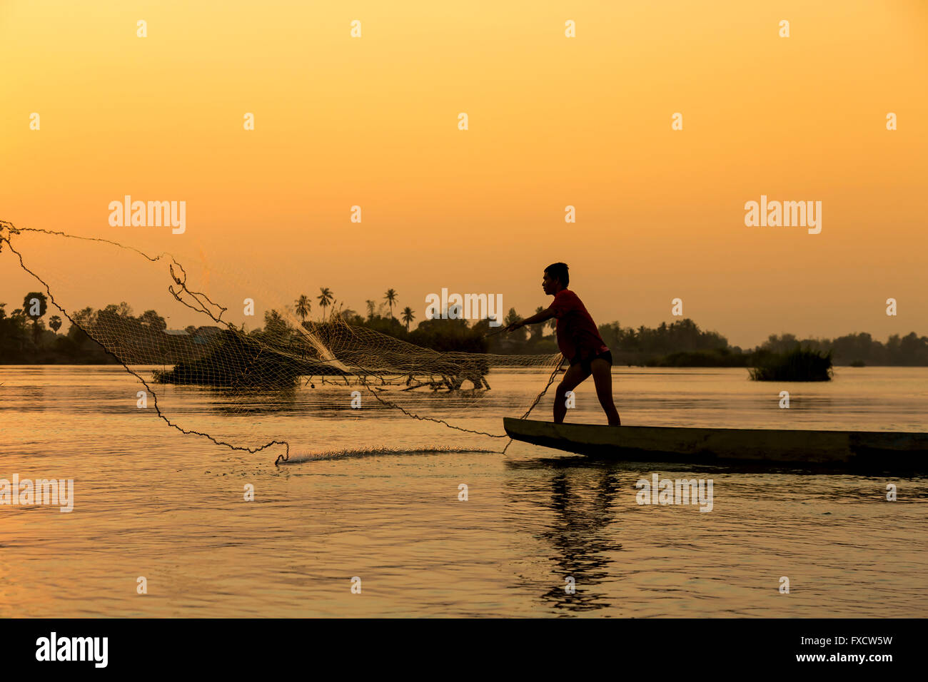 Quattro le mille isole, Laos - Marzo 2016. Un pescatore di pesca con una rete Foto Stock