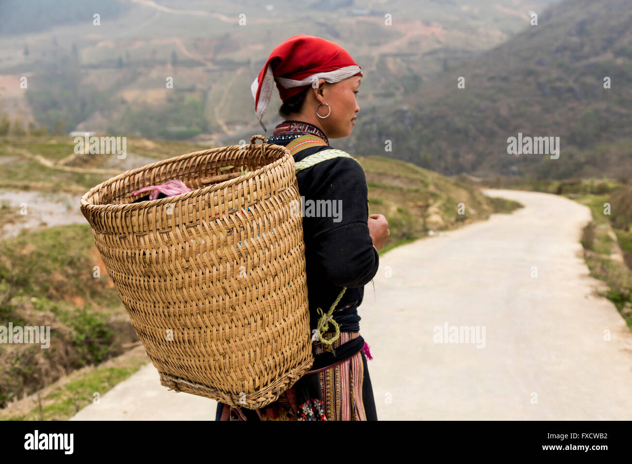 Una minoranza etnica donna che porta un cesto di SaPa Vietnam Foto Stock