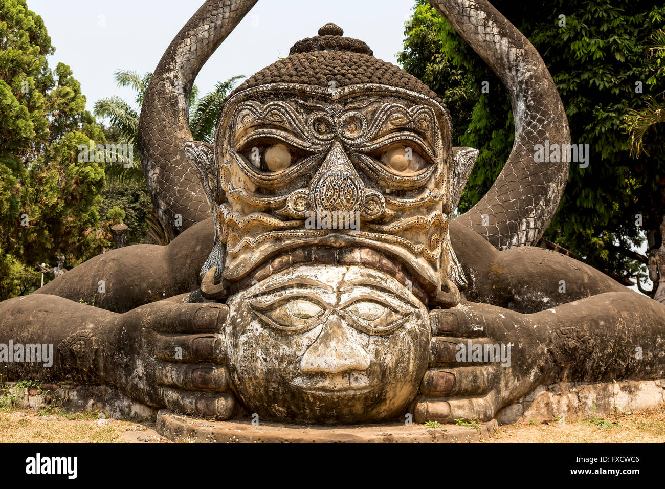 Grande creatura di mangiare la luna presso il Buddha Park di Vientiane. Foto Stock