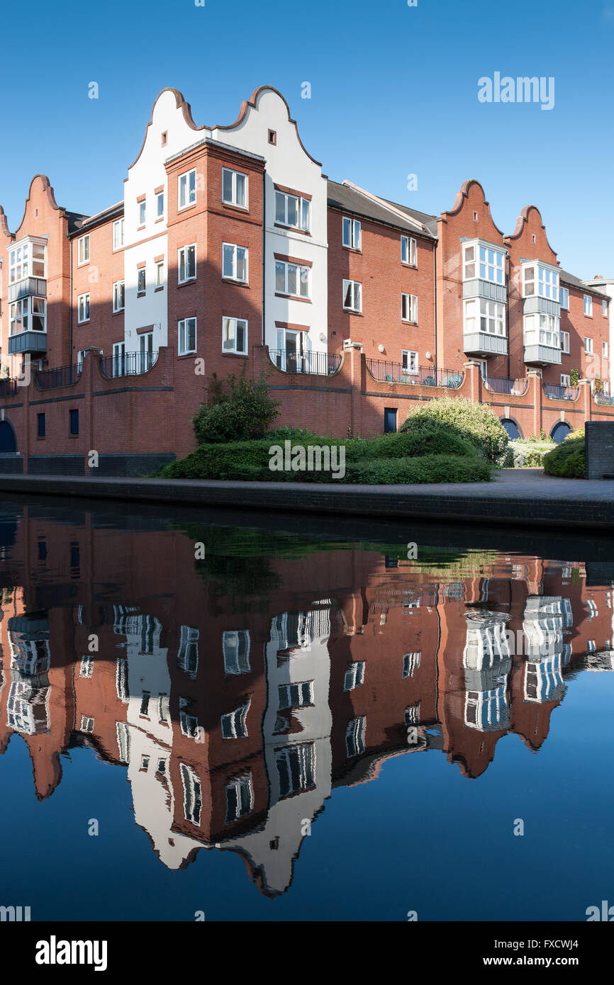 Birmingham, Inghilterra. Alloggiamento moderno situato attorno al canal rigenerato network Foto Stock