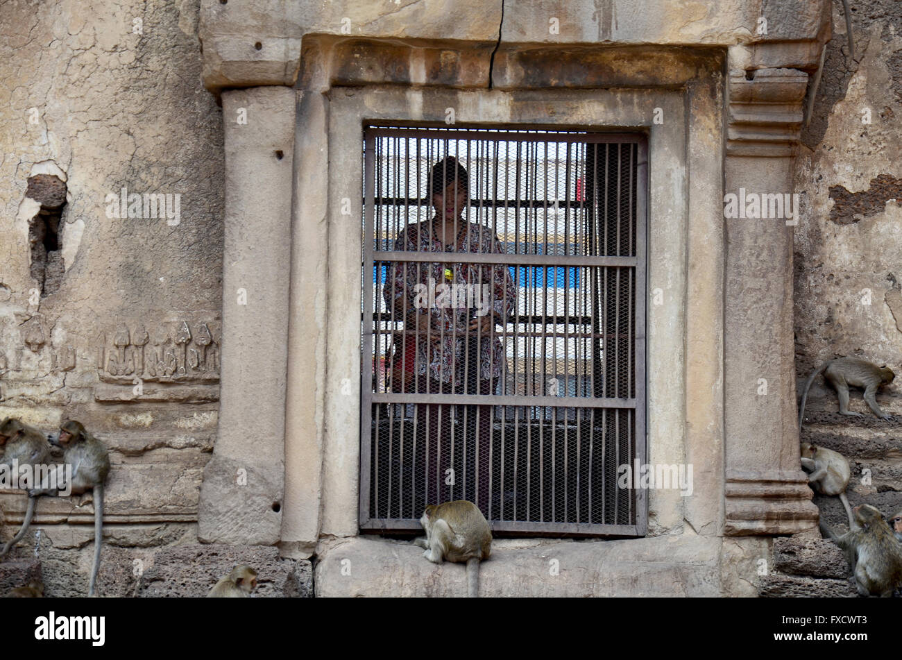 Tailandese donne viaggi e ritratto in antiche rovine e costruzione di Phra Prang Sam Yod in Lopburi, Thailandia Foto Stock