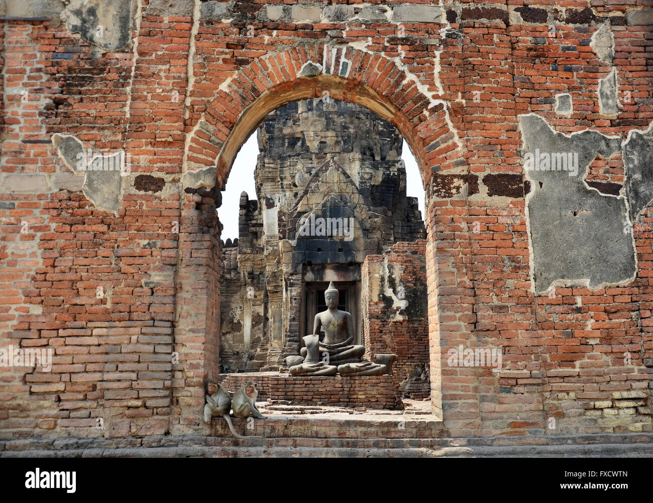 Le scimmie a giocare a Phra Prang Samyod in Lopburi, Thailandia Foto Stock