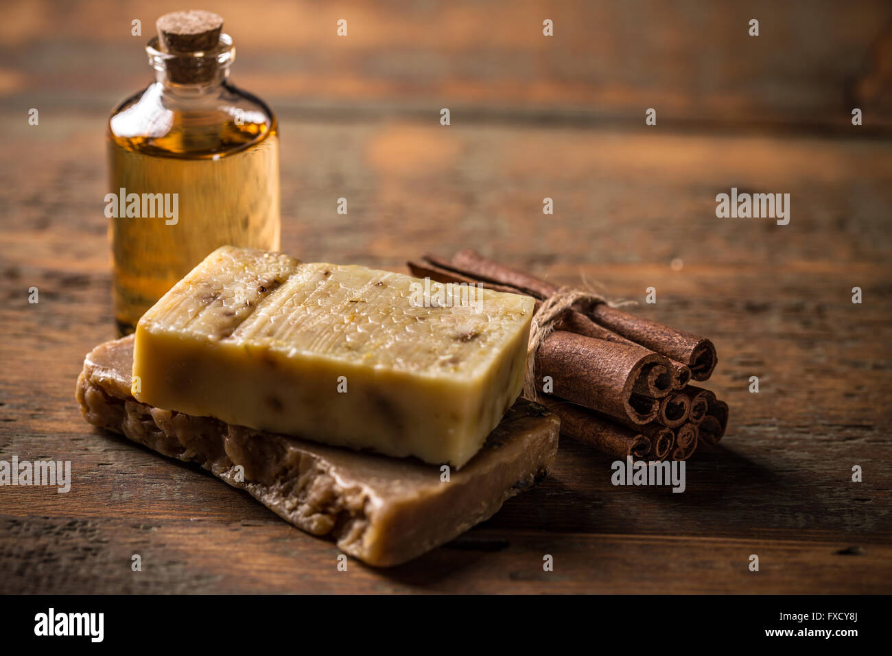 Il freddo trasformati sapone artigianale con cannella e olio essenziale Foto Stock