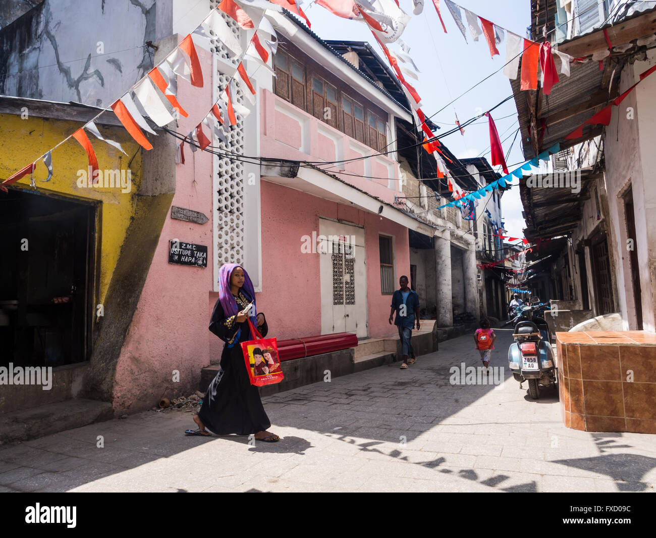 Una delle strade in Stone Town, la capitale di Zanzibar. Stone Town è famosa per la sua architettura coloniale. Foto Stock