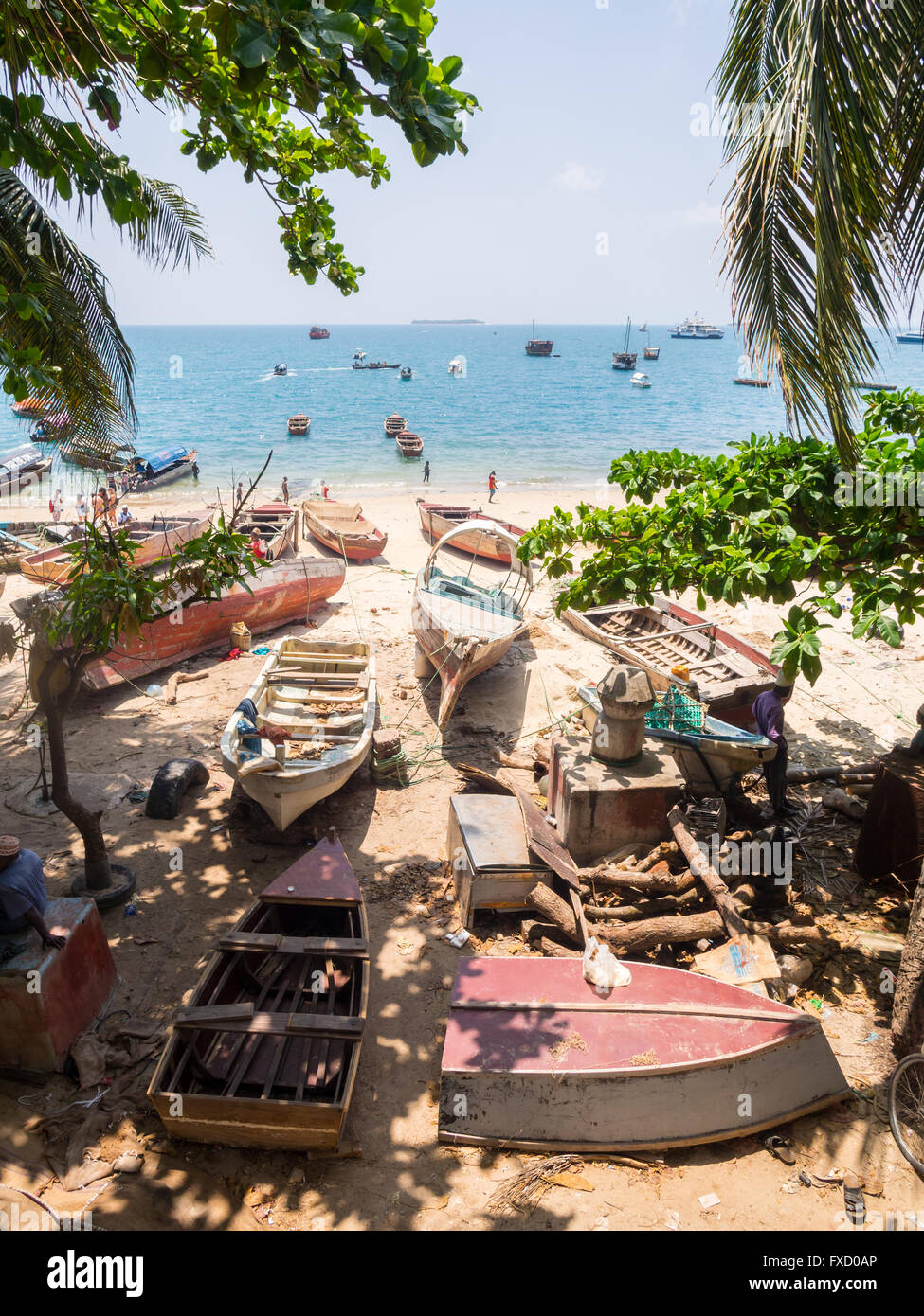 STONE TOWN ZANZIBAR - MARZO 28, 2016: persone locali con le loro barche sulla riva del mare in Stone Town Zanzibar. Foto Stock