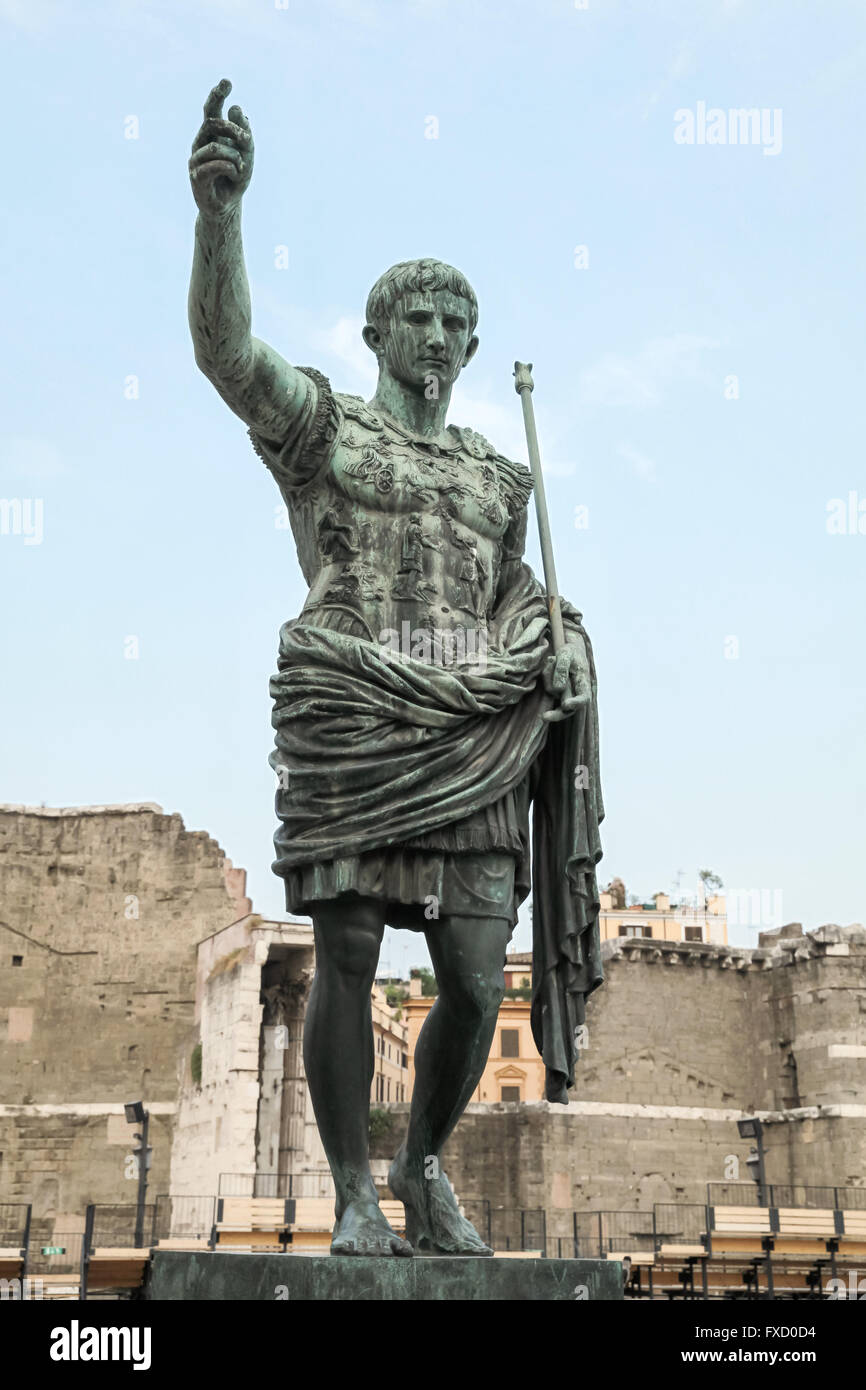 Antica statua S.P.Q.R. IMP Caesar Augustus pater patriae. Via dei Fori Imperiali street, Roma, Italia Foto Stock