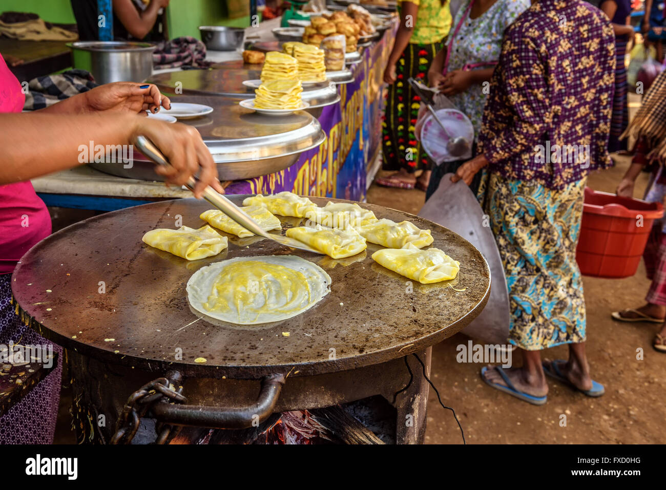 Il cuoco asiatico prepara il tradizionale birmana il cibo di strada in Myanmar Foto Stock