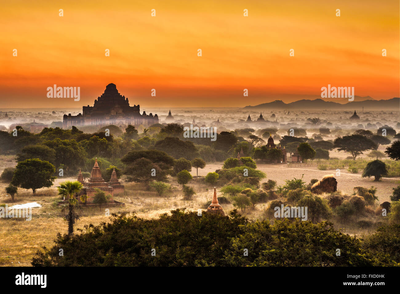 Scenic sunrise sopra Bagan in Myanmar. Bagan è una città antica con migliaia di storici templi buddisti e gli stupa. Foto Stock